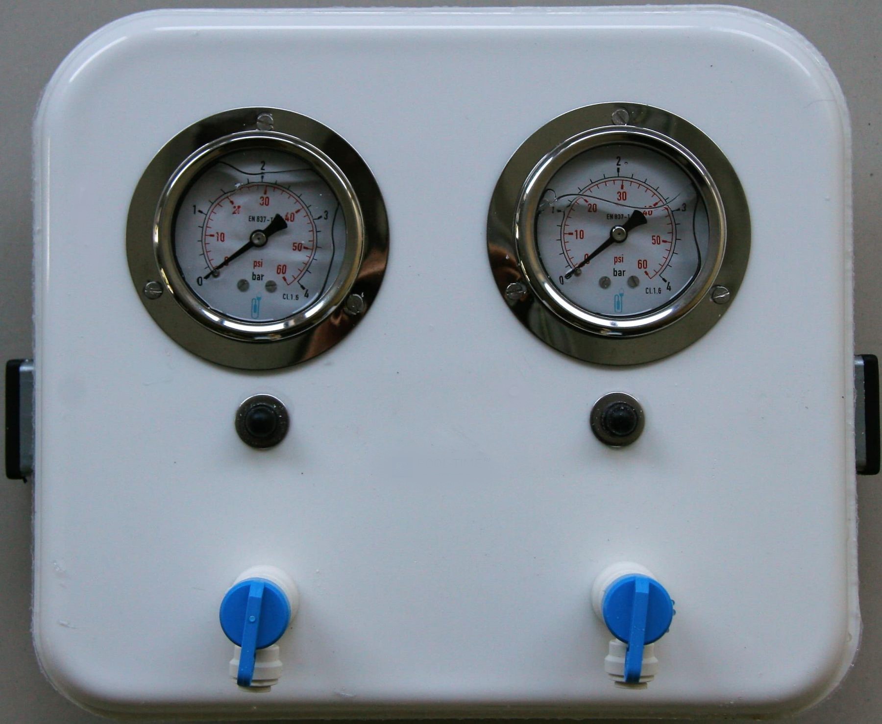 Панель с манометрами